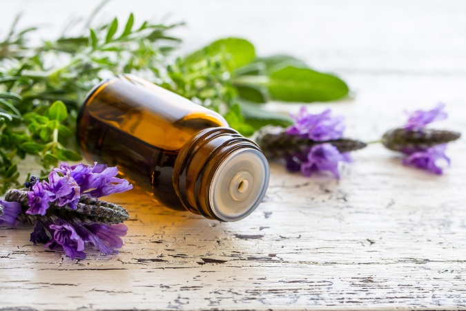 Les vertus de l'huile essentielle de sauge officinale pour la santé féminine et le soutien hormonal